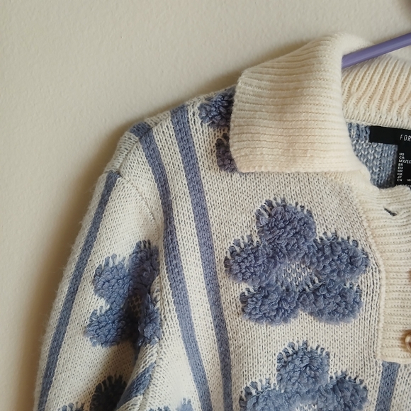 Forever 21 Sweater Size Small 3 Button Blue Cream Cropped - Picture 6 of 13